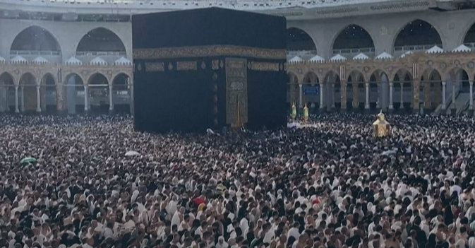 وسط أجواء رمضانية... آلاف المعتمرين والزوار يملأون المطاف والأروقة في المسجد الحرام 