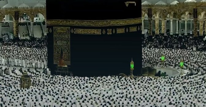 البياض يكسو أرجاء الحرم المكي في صلاة فجر اليوم