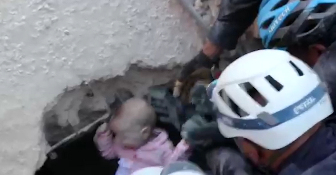 لحظة إخراج الرضيعة ملاك من تحت الأنقاض