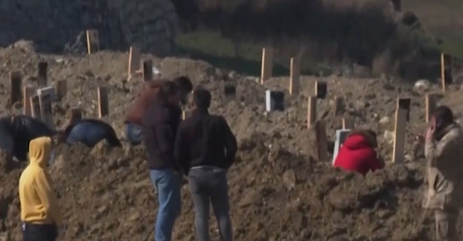مقبرة جماعية لضحايا الزلزال في تركيا