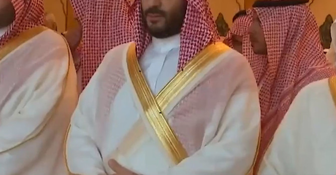 ولي العهد السعودي يؤدي صلاة عيد الفطر مع جموع المصلين في المسجد الحرام
