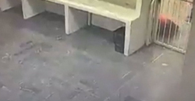 سجناء يحاولون الهرب من النيران أثناء حريق بمركز المهاجرين في المكسيك 