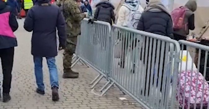 "الشرق الأوسط" ترصد وصول أفواج من اللاجئين إلى الأراضي البولندية