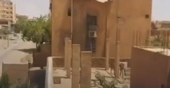 سقوط قذيفة على أحد المباني في العاصمة السودانية الخرطوم 
