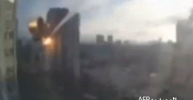 صاروخ يضرب بناية سكنية في كييف