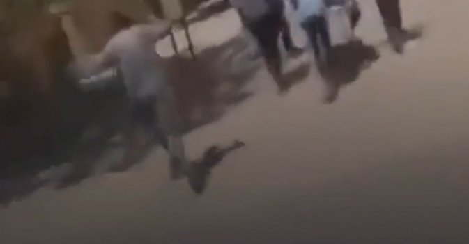 لحظة إجلاء مرضى من مركز للكلى وسط اشتباكات بالخرطوم