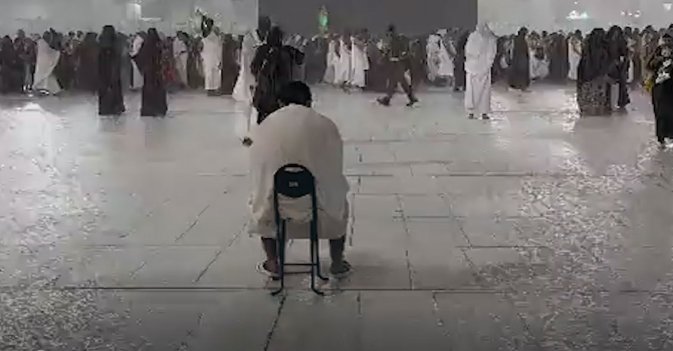 معتمرون تحت المطر في المسجد الحرام