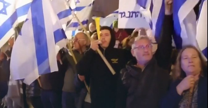 معارضو نتنياهو ومؤيدوه يتجمعون وجهاً لوجه خلال حضوره احتفالا دينيا