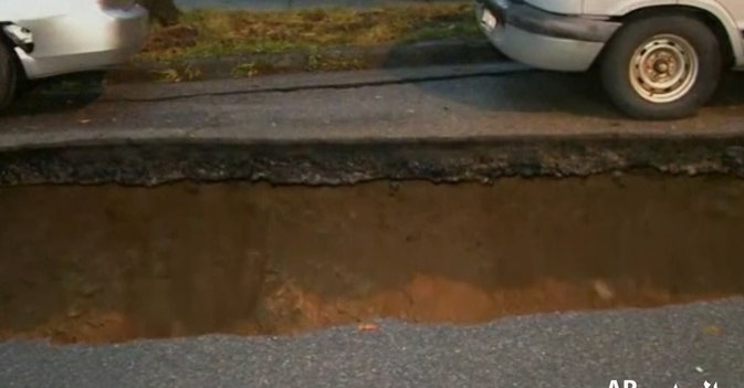 حفرة تبتلع شاحنة في نيويورك