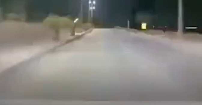 لحظة سقوط نيزك وسط السعودية