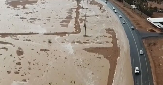 أودية تفيض بمياه الأمطار في شمال السعودية