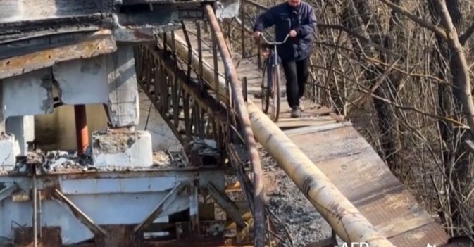 في دونباس شرق أوكرانيا جسر واحد فقط لا يزال  يربط السكان ببعضهم 