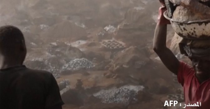 بالغون وأطفال منهكون بمنجم للجرانيت في واغادوغو