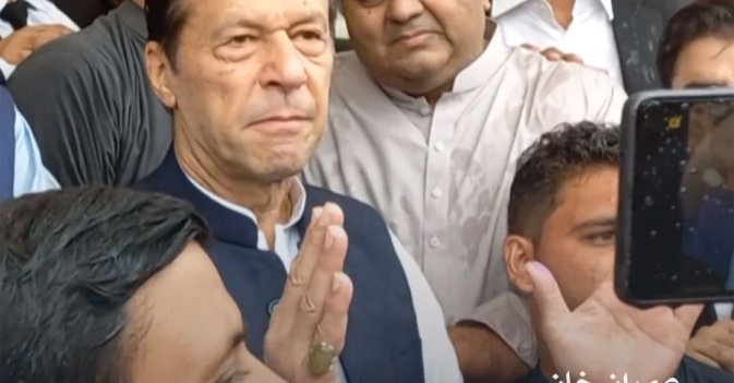 عمران خان تم الاستهزاء بباكستان كما لو كانت جمهورية موز 