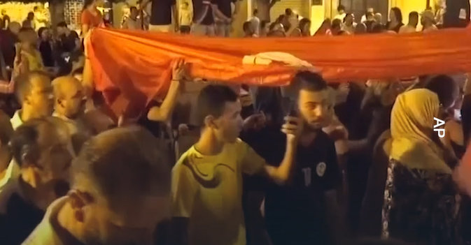 أنصار الرئيس التونسي يحتفلون بنتائج الاستفتاء الأولية