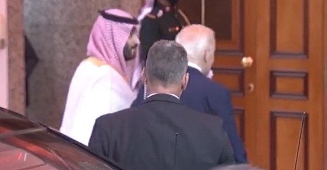 ولي العهد السعودي يستقبل الرئيس الأميركي في قصر السلام