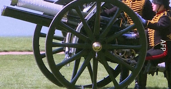 طلقات مدفعية احتفالاً بميلاد الملكة إليزابيث الثانية الـ96