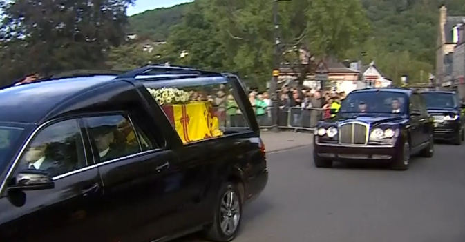 نعش الملكة إليزابيث يغادر قصر بالمورال في اسكوتلندا