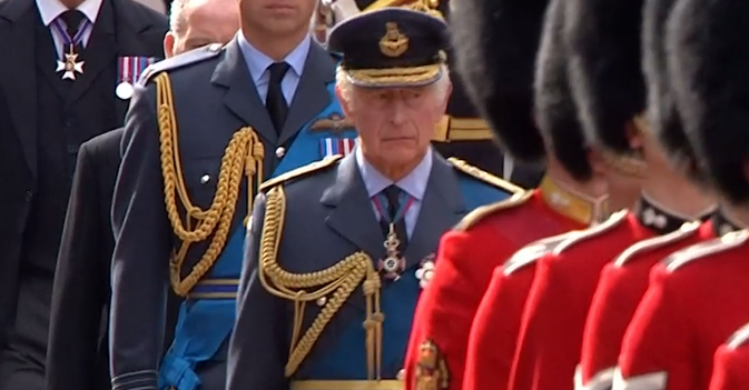 أفراد العائلة المالكة يرافقون نعش الملكة من باكنغهام إلى ويستمنستر