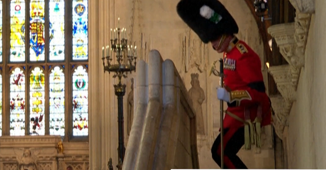 أحفاد الملكة إليزابيث يحرسون نعشها قبل الجنازة الرسمية