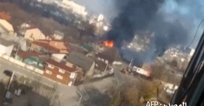 مبان سكنية تشتعل جراء القصف بمدينة إربين
