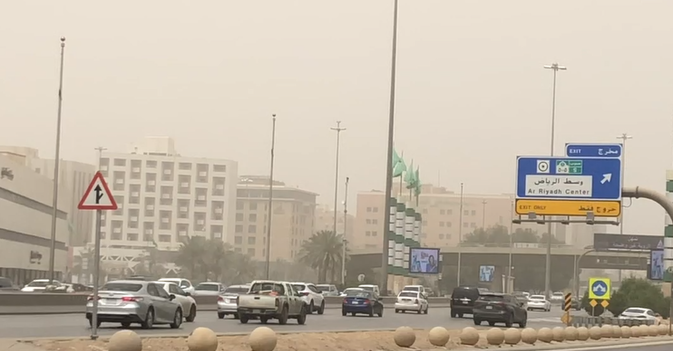 غبار الرياض يتسبب في تدني الرؤية الأفقية إلى 500 متر