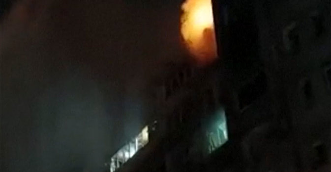 النيران تشتعل بمبانٍ سكنية جراء القصف الروسي