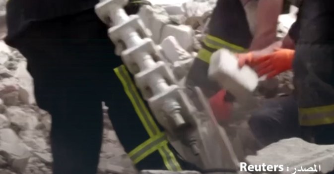 جهود للبحث عن ناجين بعد قصف روسي لمجمع سكني