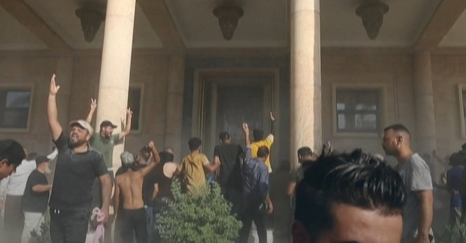 أنصار الصدر داخل القصر الجمهوري العراقي