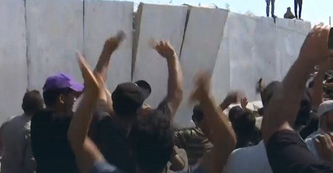 الصدريون يقتحمون القصر الجمهوري في بغداد