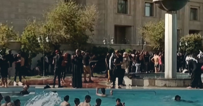 أنصار الصدر يسبحون في مغطس القصر الجمهوري
