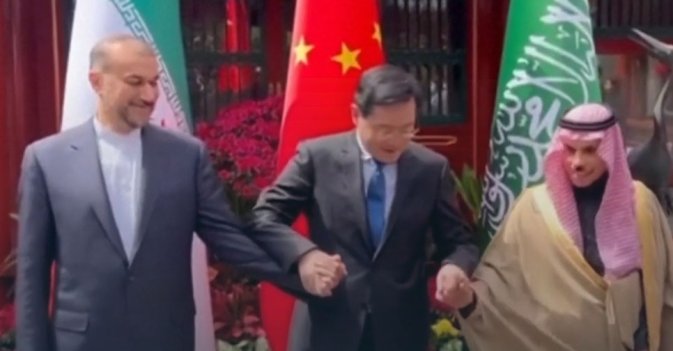 وزير الخارجية السعودي يلتقي نظيره الإيراني في الصين