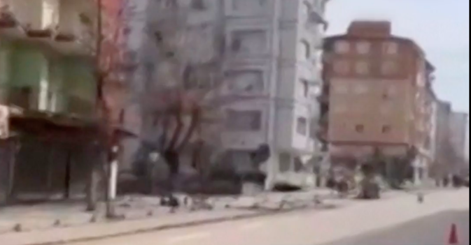 انهيار مبانٍ في زلزال جديد بقوة 5.6 وعالقون تحت الأنقاض
