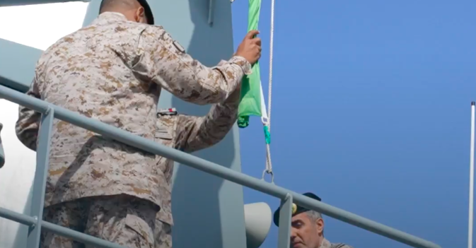 رفع العلم السعودي فوق أحد الزوارق الاعتراضية السريعة محلية الصنع