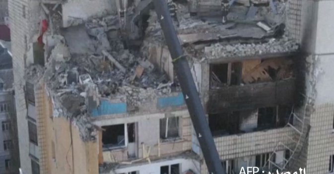 البحث عن ناجين بين أنقاض المباني السكنية في كييف