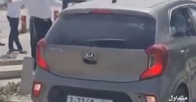 مستوطنون يهاجمون سيارات الفلسطينيين عند حاجز بيت إيل قرب رام الله