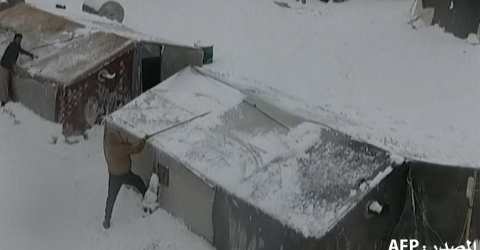 عاصفة ثلجية تزيد معاناة النازحين بمخيم في أعزاز