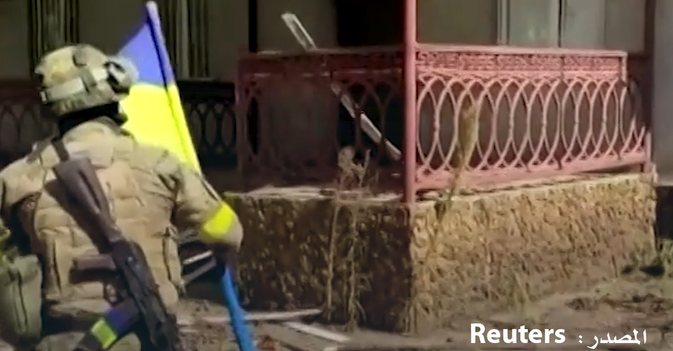 جندي يرفع العلم الأوكراني في خيرسون