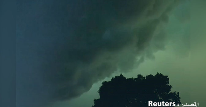 عاصفة رعدية تحول سماء ولاية ساوث داكوتا إلى اللون الأخضر