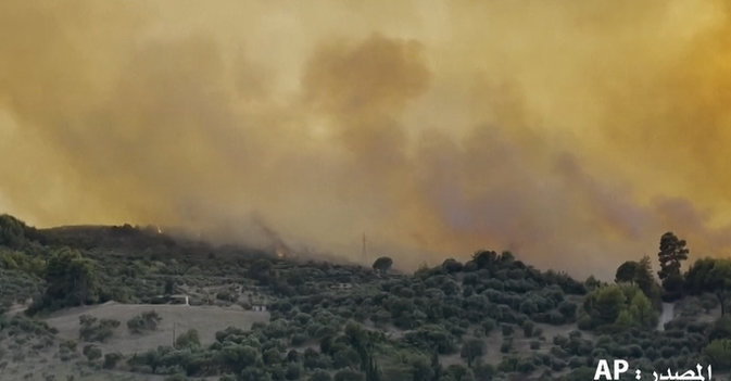 الإطفاء يكافح حريقاً هائلاً جنوب اليونان