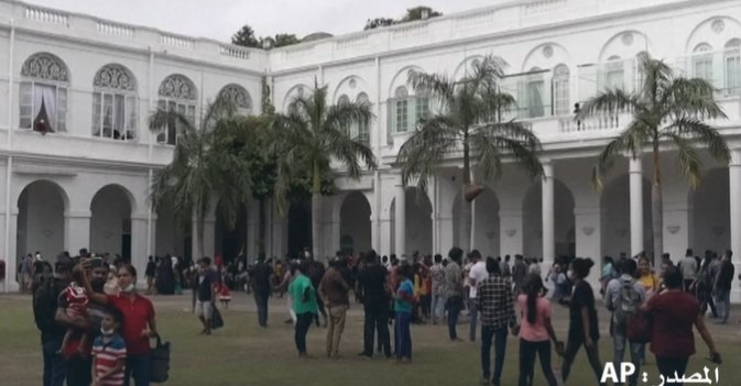 مدنيون في منزل الرئيس السريلانكي بعد أن اقتحمه متظاهرون
