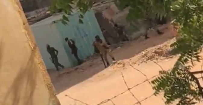 هلع بين السودانيين إثر اشتباكات عنيفة بين الجيش و«الدعم السريع» في شوارع الخرطوم