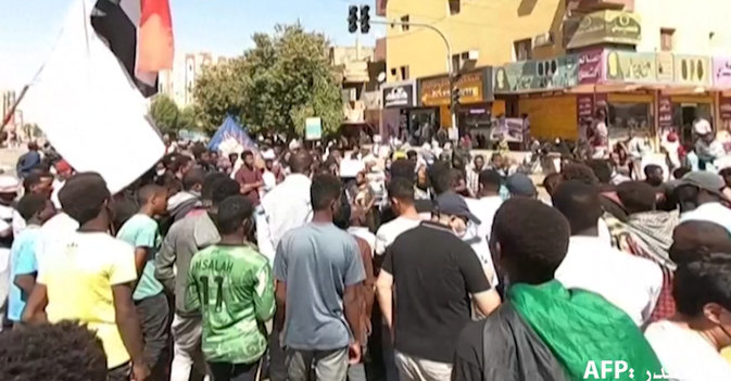 آلاف السودانيين يتظاهرون مجددا في العاصمة
