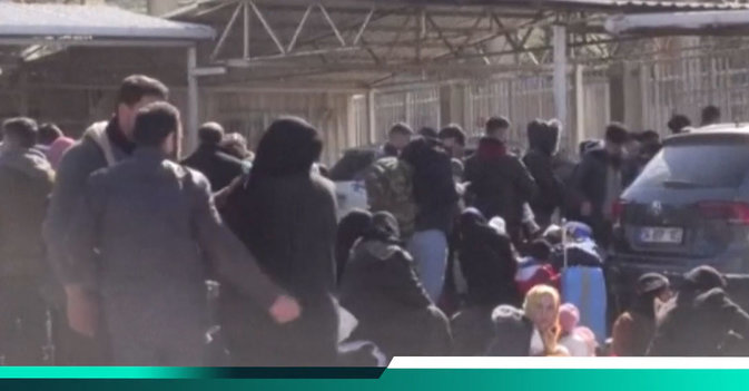 طوابير السوريين تتراكم أمام «باب الهوى» بعد «الإجازة» التركية
