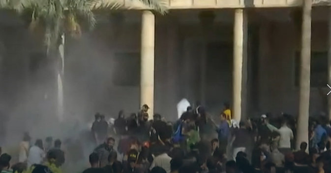 إطلاق الغاز المسيل للدموع على أنصار الصدر أمام مقر الحكومة