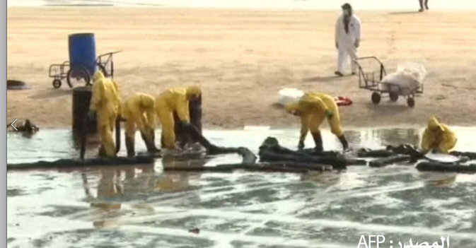 شاطئ سياحي يواجه كارثة تسرب نفطي