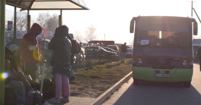 استمرار تدفق آلاف اللاجئين الأوكرانيين على بولندا