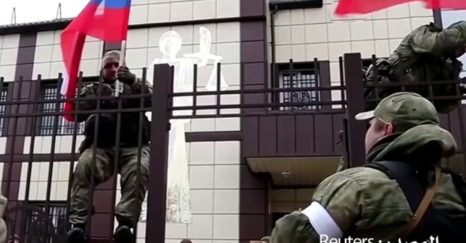 قوات ترفع العلم الروسي في لوهانسك