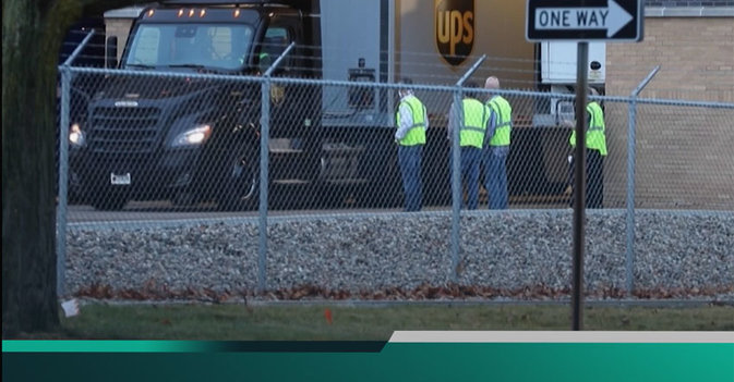 شاحنات تنقل أول دفعات لقاح كورونا إلي مراكز التطعيم الأميركية