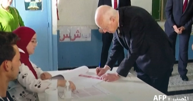 الرئيس التونسي يدلي بصوته في استفتاء الدستور الجديد
